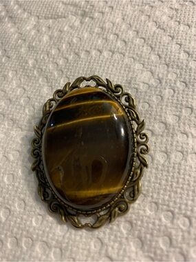Vintage-Style Tiger's Eye Oval Brooch in Brown and Gold